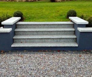 Schodek Granitowy płomieniowany G603 w ogrodzie