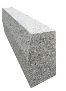 Krawężnik granitowy 15x30 cm ze skosem góra płomieniowana