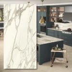 Calacatta Bernini Silk – sintrad kvarts 12 mm (324×162 cm)