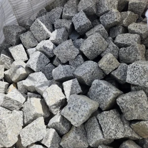 Gatsten i granit 8/11, råhuggen – från Strzegom