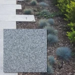 Granitskiva Bianco Sardo G602, flammad halkfri yta, ljusgrå 50x50x5 cm – Förbokning