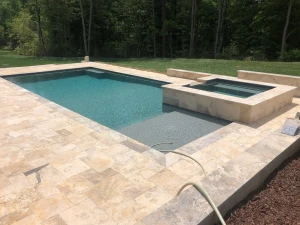 Trawertyn 6cm Kamień brzegowy Silver Latte Bębnowany Szlif 100x20 | Obrzeża do basenu