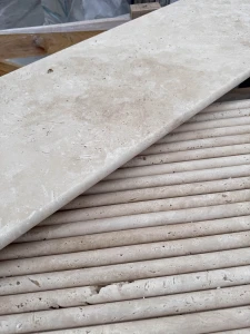 Trawertyn Stopnica | Kamień brzegowy Ivory Classic Mix Bębnowany Bullnose 135x35x3 cm
