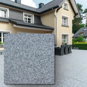 G602 Bianco Sardo – flammad granitplatta 40x40x4 cm, grå