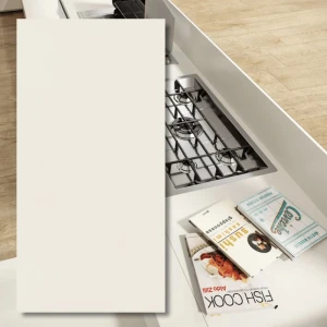 Absolute White – polerad sintrad kvartsplatta 324×162×1,2 cm