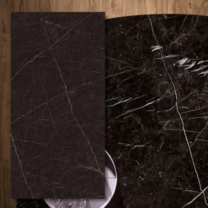 Sintrad kvartsplatta Nero Marquina Silk 320x160x0,6 cm