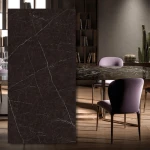 Nero Marquina Silk – sintrad kvartsplatta 324x162x1,2 cm