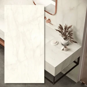 Calacatta Delicato Silk – sintrad kvartsplatta 324 x 162 x 1,2 cm (12 mm)