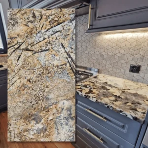 Braziliansk granit Voragem Gold 2 cm polerad skiva