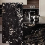 Braziliansk granit Dark Pearl 2 cm — polerad skiva