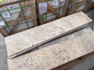 Trawertyn Parapet / Stopnica kamienna Silver Latte Greige Bębnowany 135x35x3 cm Bullnose